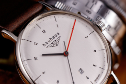 Große Uhr mit Datum